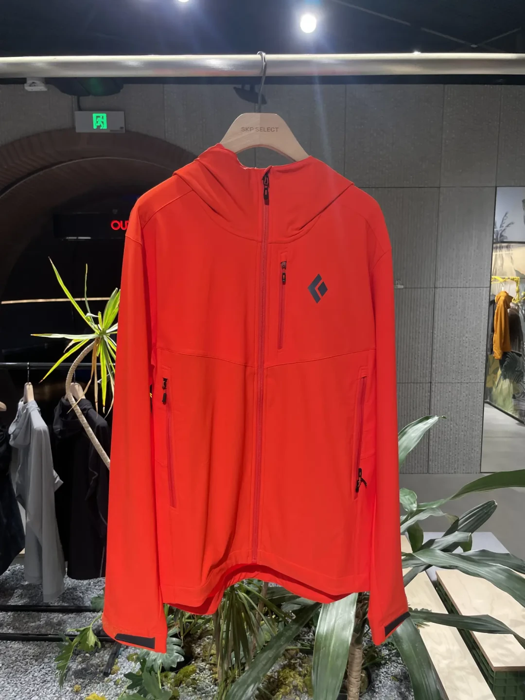 黑钻的壳总被外媒评成“最佳弹力”:今秋买它家衣服,先分清 Fineline、Stormline、Vaporline