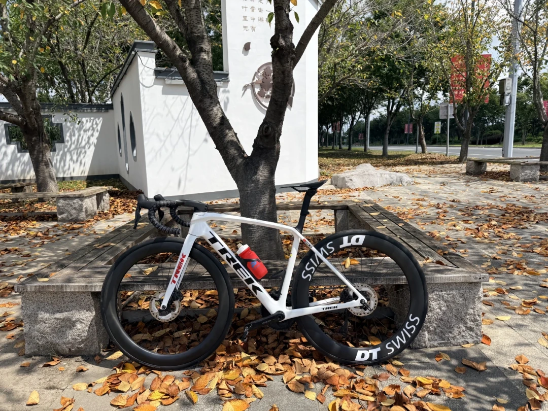 崔克把自己的招牌拆了:五代Domane取消IsoSpeed,官方白皮书、B站3万播放的吐槽和老款清仓价全对完,买新款还是捡老款,答案分三类人