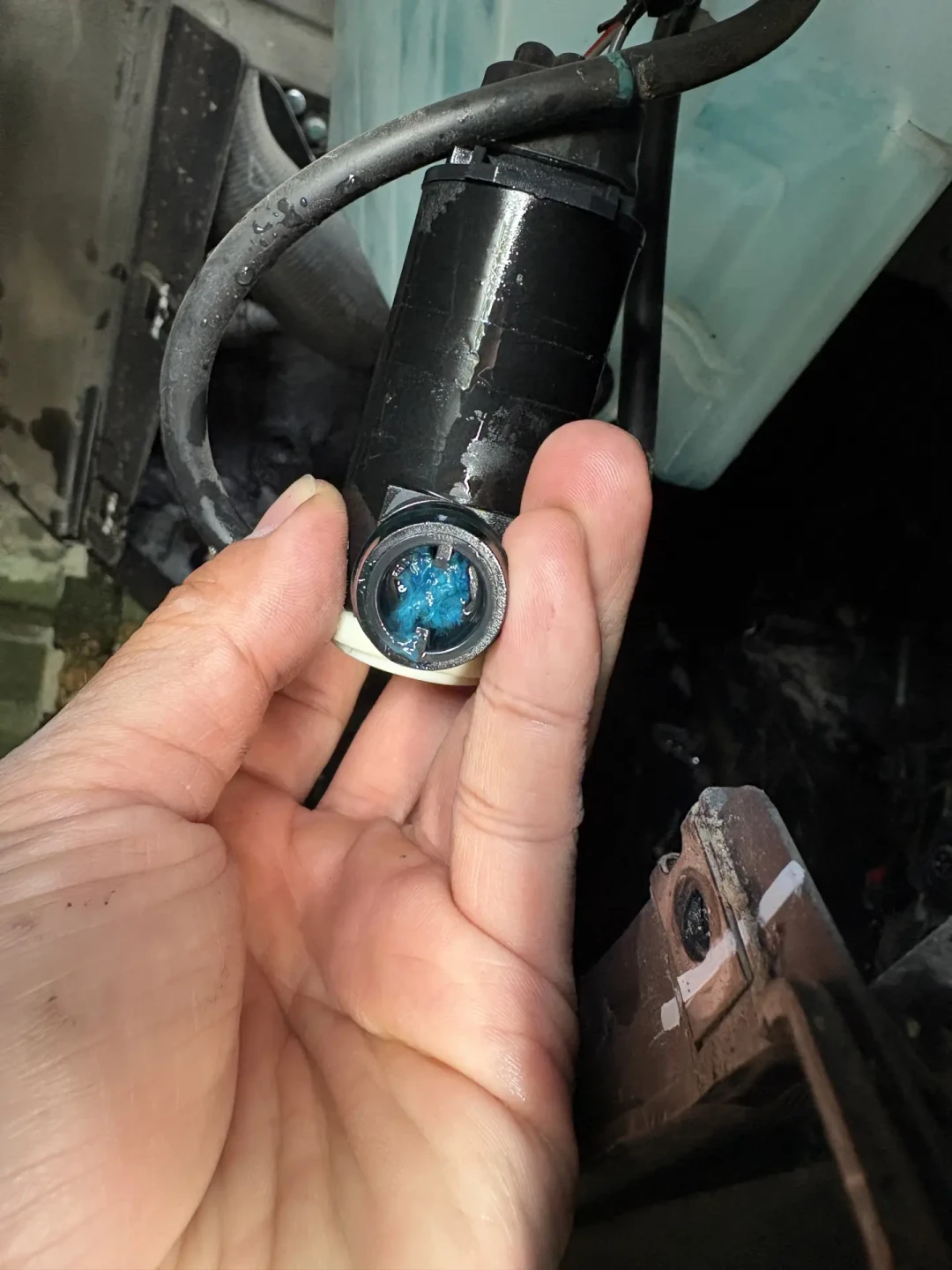 自制玻璃水全网刷屏:翻完18篇配方帖和9篇堵塞帖,索纳克斯车主该省和不该省的钱,隔着一桶纯净水
