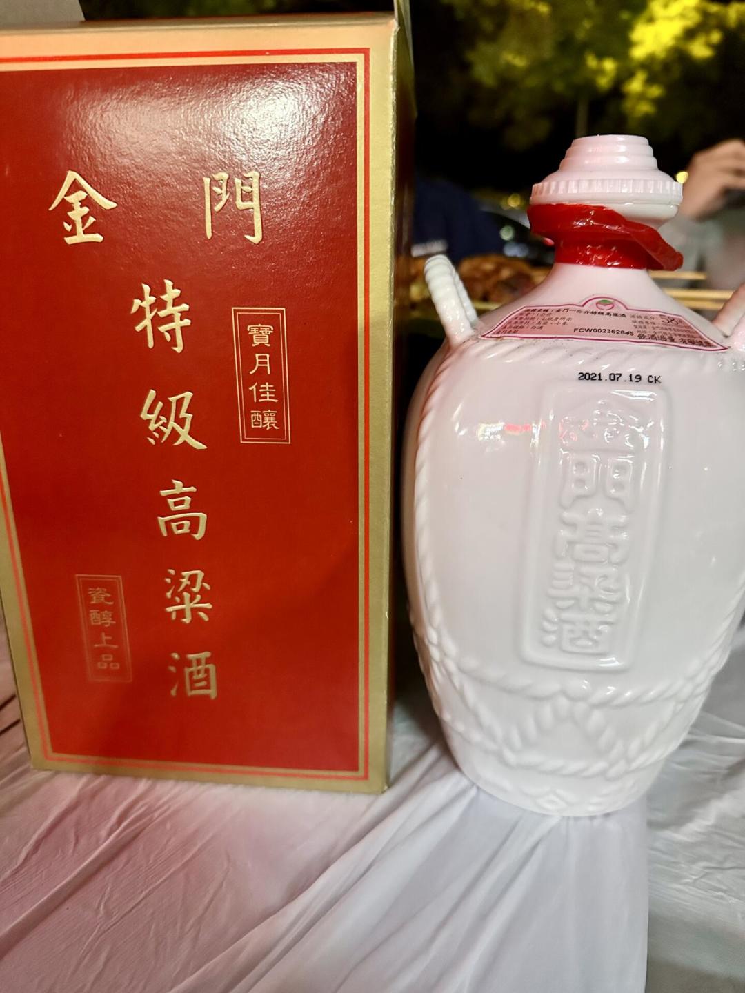 白标杂货铺380台币、大陆电商150元：第一次买金门高粱，红标、白标、千日醇、陈高一次分清再掏钱