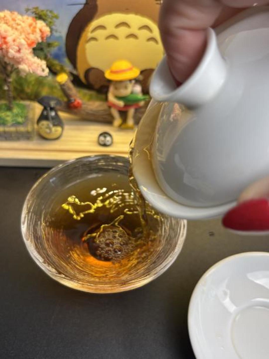 有人喊标杆、有人喊“碎碎星”:摊开十几篇黄条大红袍实测,这杯7-10块的口粮茶到底适合谁