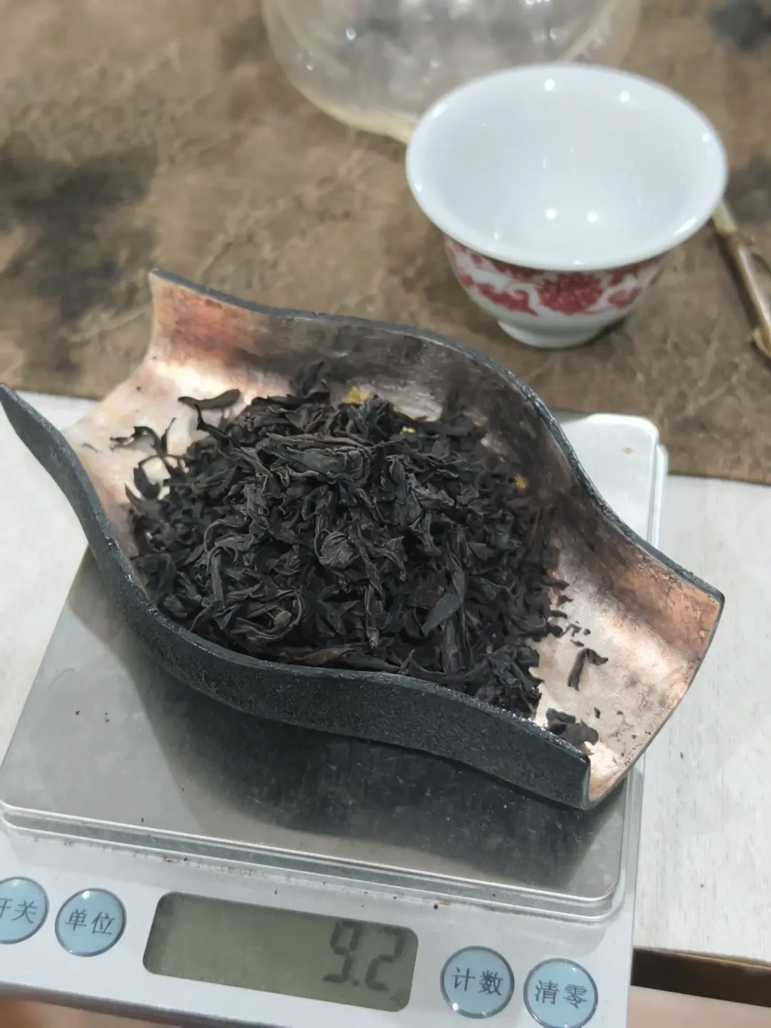 有人喊标杆、有人喊“碎碎星”:摊开十几篇黄条大红袍实测,这杯7-10块的口粮茶到底适合谁