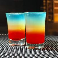 你调的"漂亮酒"分不开层，错在糖度不在手：对齐40多篇分层帖和30多条评论，我把杯中密度排成一张序位表，两瓶颜值担当的购买账也单独算了