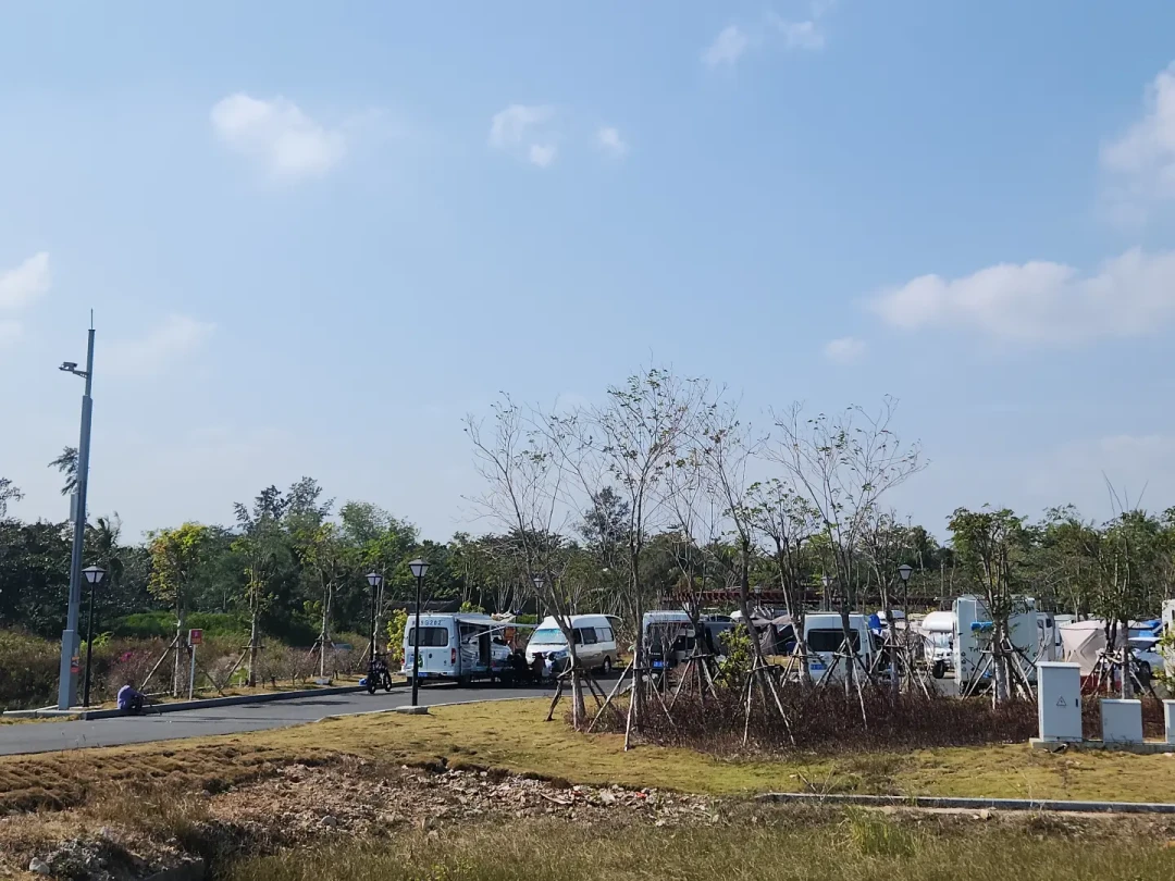 大兴安岭被“冻醒”了,南下的房车还在选路:三条走廊、四个过冬基地的价目表和管控禁令