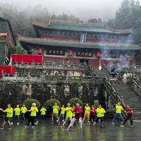 贾静雯说“我不会理这个男生”，高圆圆说“他脑子有病”：全网忙着吐槽张无忌，我把八版《倚天》对完账——金庸真认证的那版，不在两大粉丝阵营里