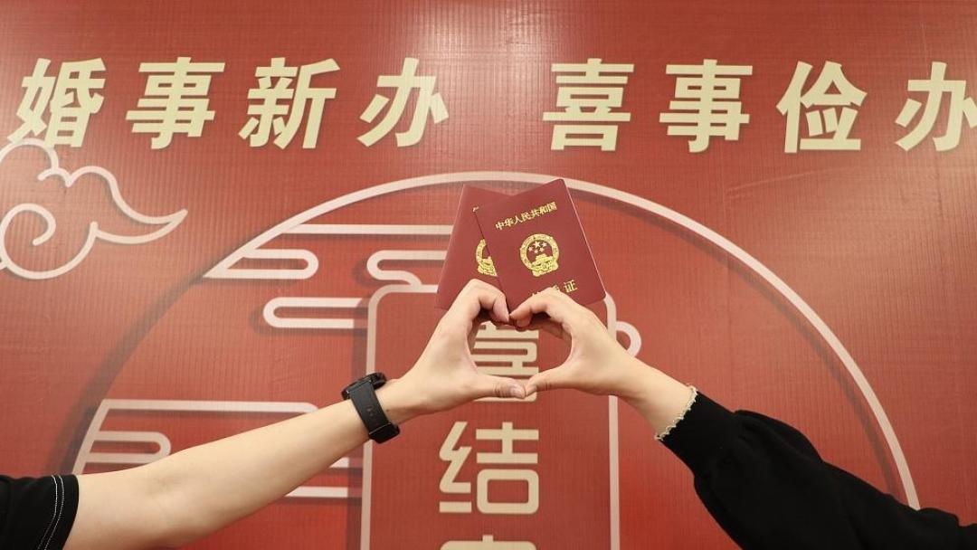 从“零差评”到“脱粉”上热搜只用了3天:许嵩冯禧的14岁年龄差,到底戳中了什么?