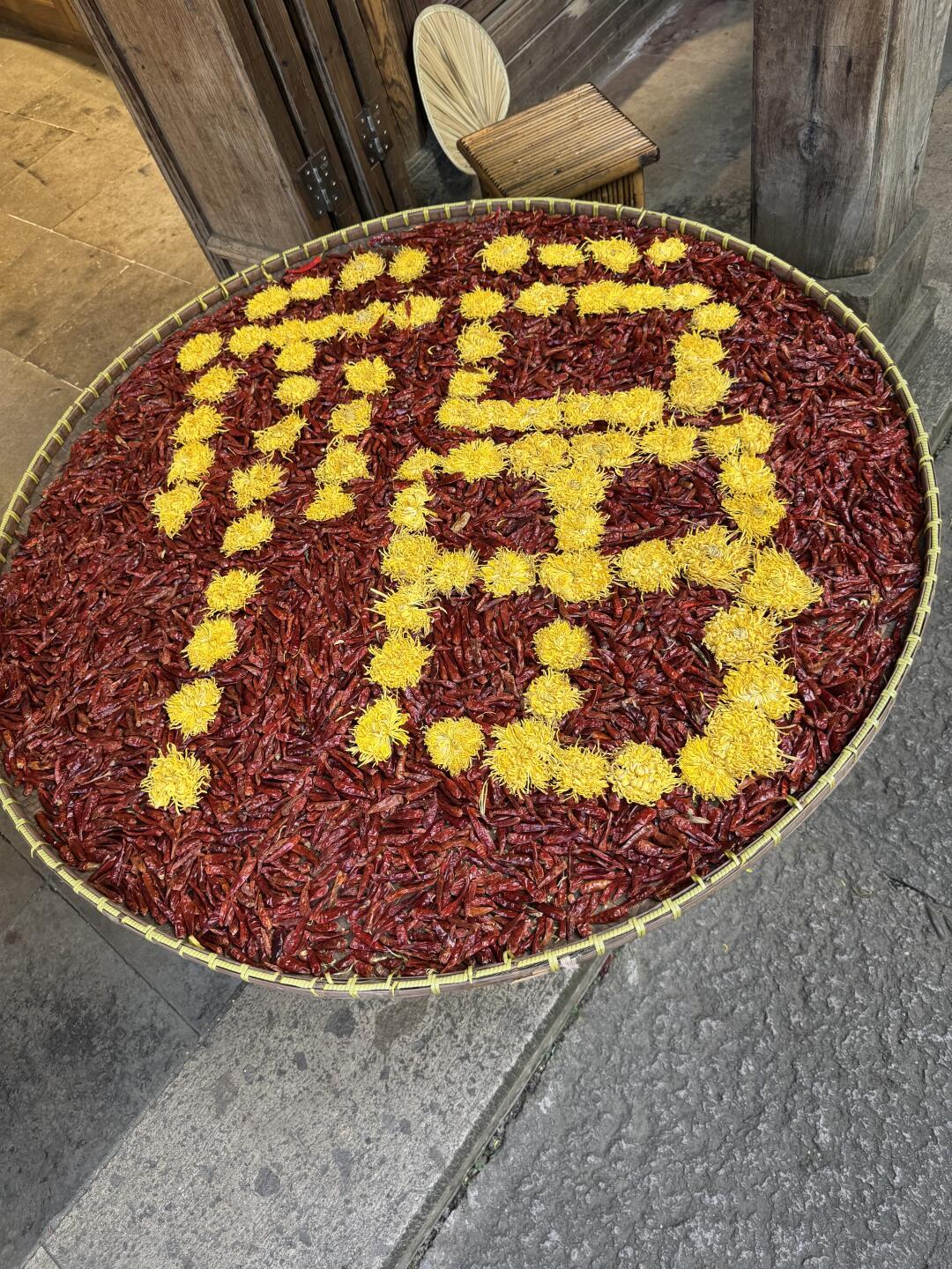篁岭的晒秋不等谁,但索道会:国庆145元门票、排队1-2小时、房价翻3倍,先对上三条时间线