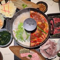 同一篇里"包心鱼丸"写了20卡和40卡：四套火锅热量真凶榜互相打架，双节聚餐前先搞明白它们漏算了哪两笔