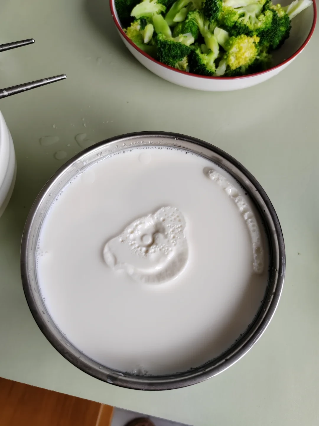 20块酸奶机对阵电饭煲邪修:有人用了十年,有人把一锅奶做成巴氏消毒——天凉了,自制酸奶四大流派的温度账该算了
