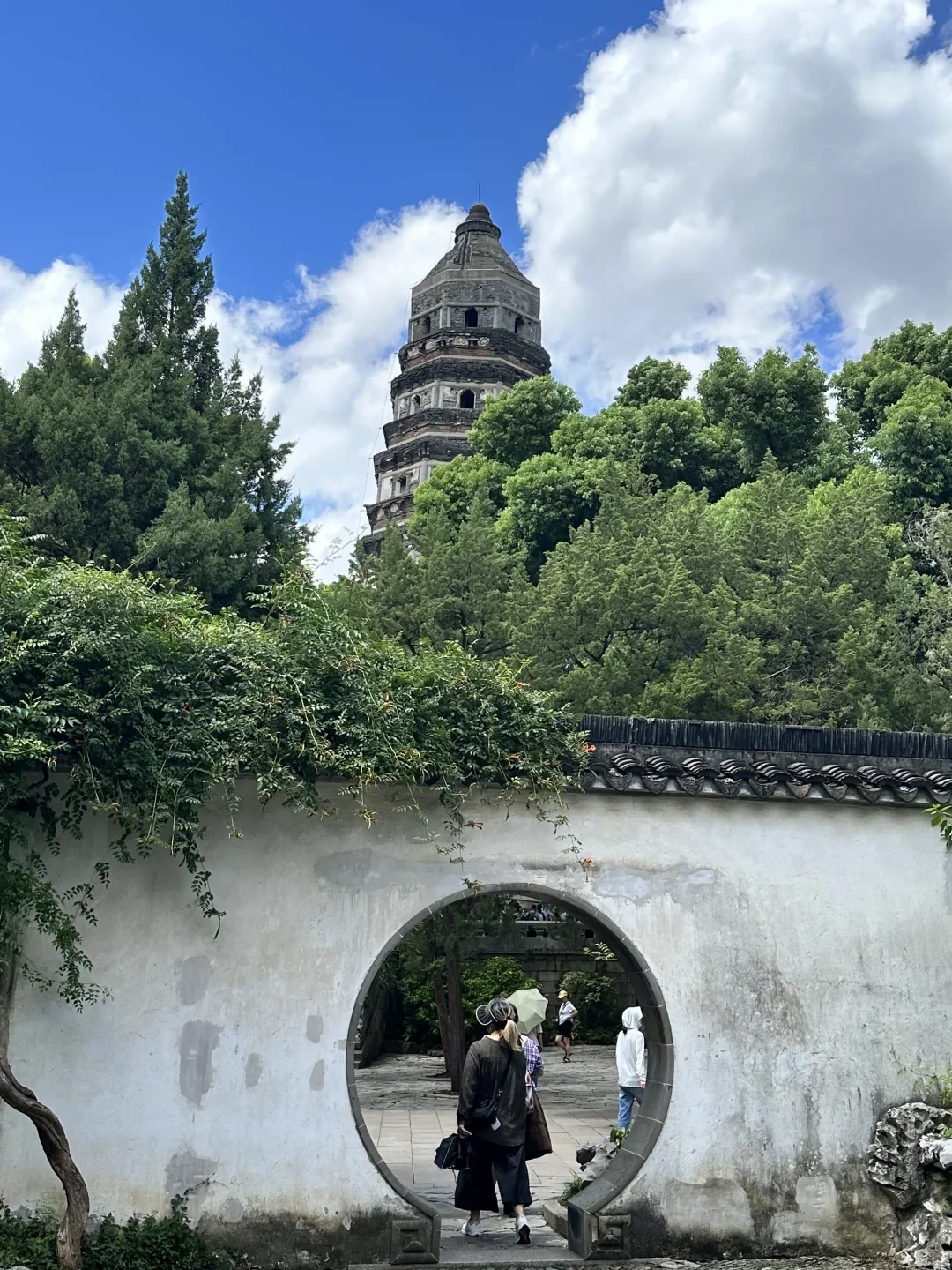 中国斜塔的第一名,三个平台吵了三个月:先把角度、偏移、纠偏三把尺分开,再决定国庆去哪座