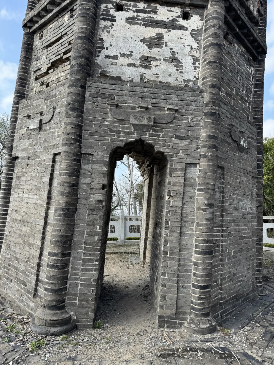 中国斜塔的第一名,三个平台吵了三个月:先把角度、偏移、纠偏三把尺分开,再决定国庆去哪座
