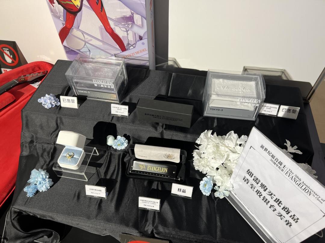 早鸟69、礼盒票349限量5000份、现场一番赏68一抽：EVA30周年展今日上海开展——首日戒指售罄、收银排队一小时起、缺货声明被批「毫无诚意的公关」，高赞评论「痞子真的是一部作品吃一辈子」：冲早鸟、等运营磨合还是云逛展买通贩，这三笔账我替你摸完了
