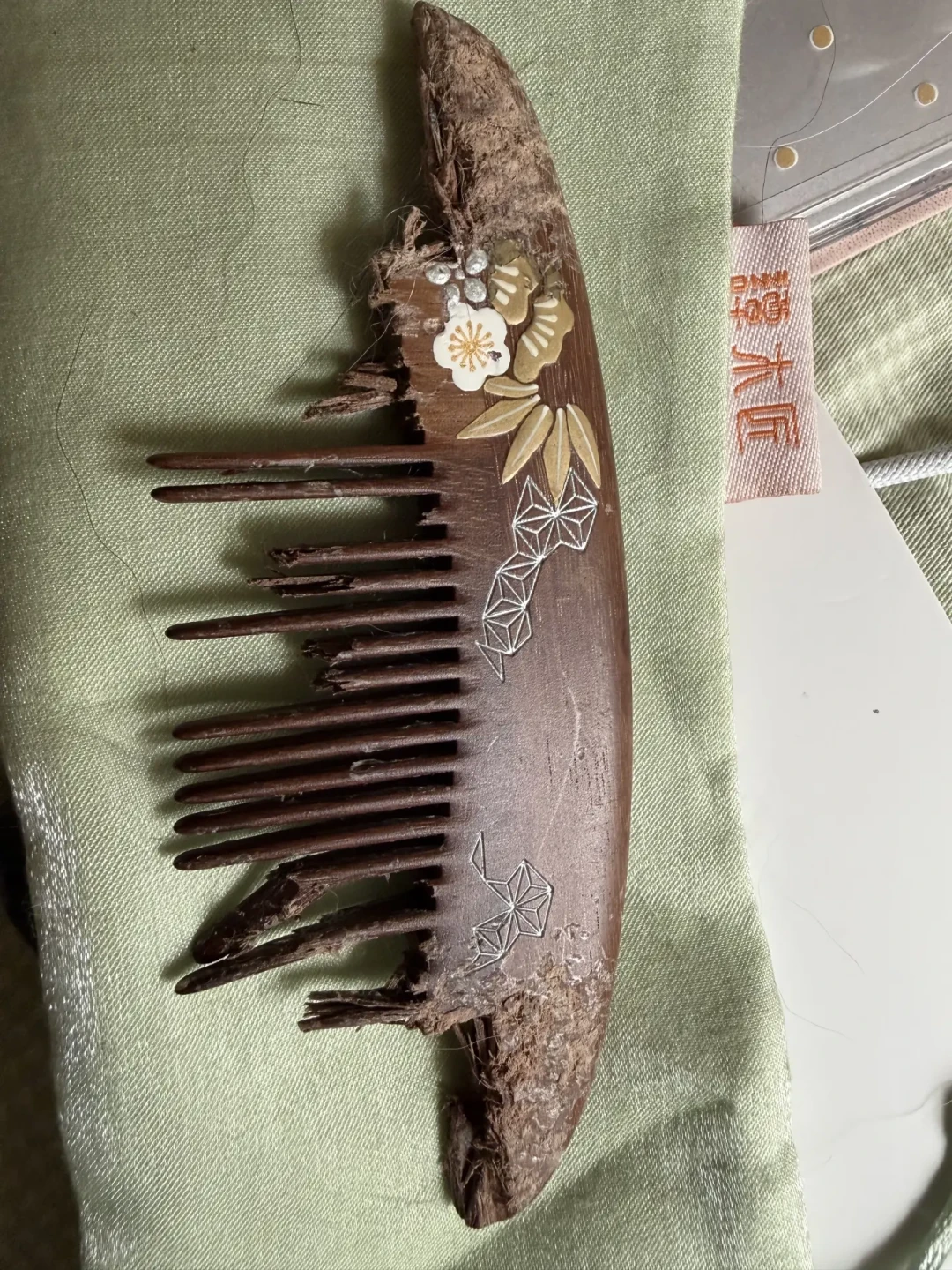 蜗牛板停产了,花媚停产了:蹲谭木匠绝版梳的人越来越多,这三笔老账我替你一次摆清