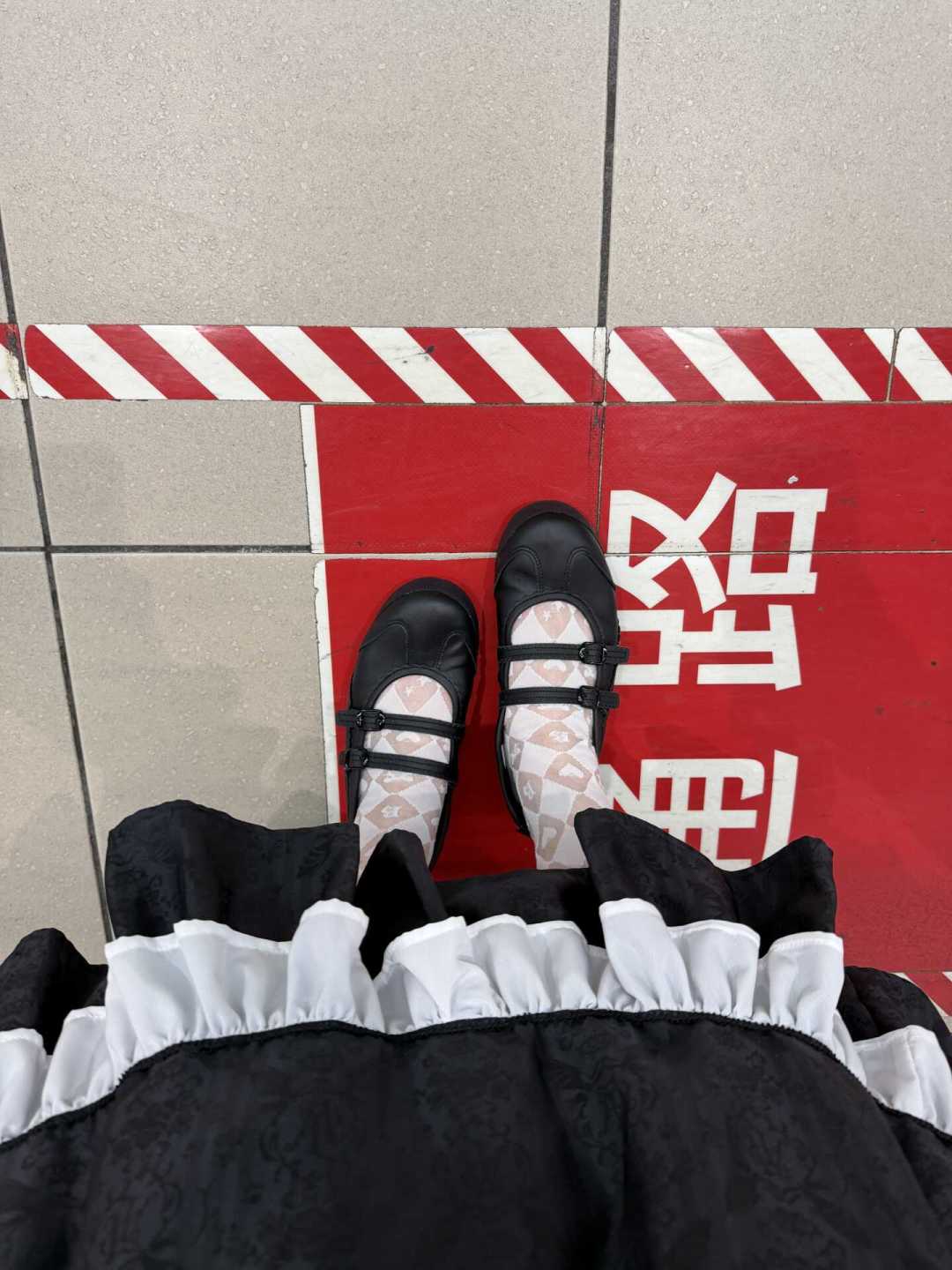 厚底退场,薄底上位:2026年秋的鞋型切换,扁平足和增高焦虑的人先别急着跟