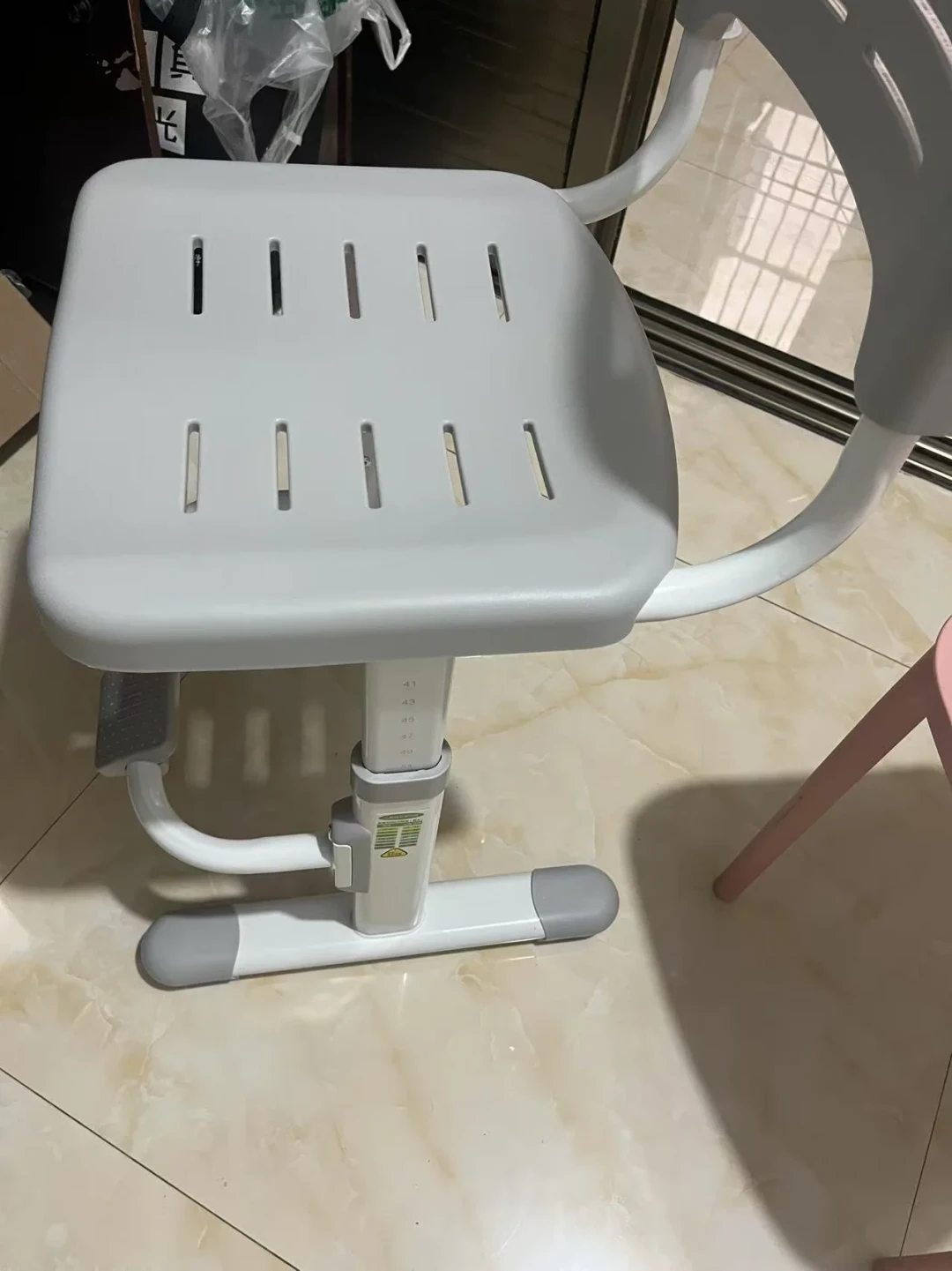 开学一个月,90元育才学习凳和千元护脊椅吵翻了:给娃买学习椅前,先听两位骨科主任怎么说