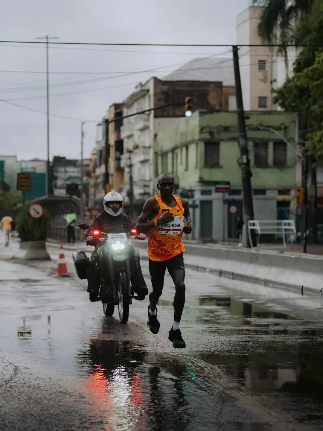基普乔格妻子的首马4:29:59:这份最贵的陪跑攻略,三件能抄,两件别学