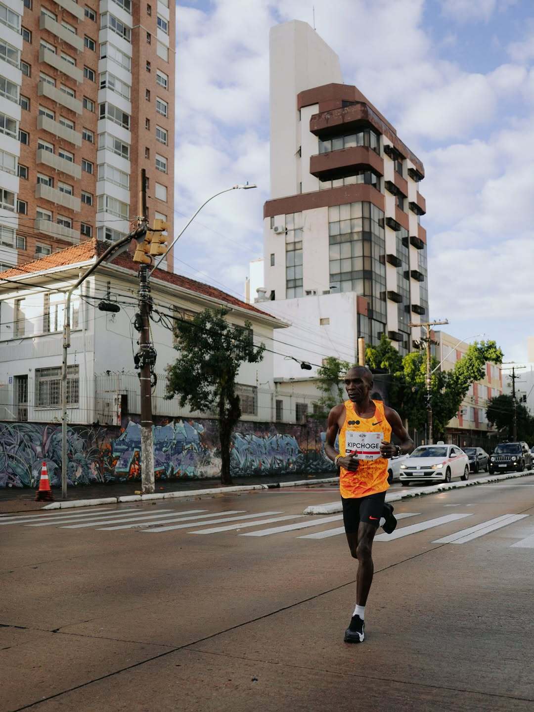 基普乔格妻子的首马4:29:59:这份最贵的陪跑攻略,三件能抄,两件别学