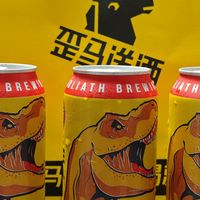 离中秋1天，还在临时抱佛脚买礼酒的听我说：美团喊「飞天1639起」、京东喊「最快9分钟」——官微底下20条「活人」12秒内齐刷刷发文；五粮液的灰名单还点名着歪马和1919——话术账、价格账、渠道账、售后账全摆齐了，这单急酒下不下你定