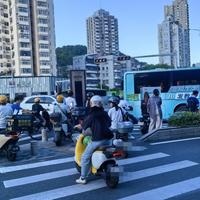 电动车“称重、超25码通通抓”全国辟谣，深圳1282宗罚2000却是真的：这波秋季整治哪些真会抓你、被罚先走哪一步