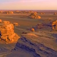 《敦煌英雄》今早上映，首批口碑吵成两派：打戏被夸"魂穿疯狂的麦克斯"，剧情争议没停过——动作党买票前，先把这四件事对清楚