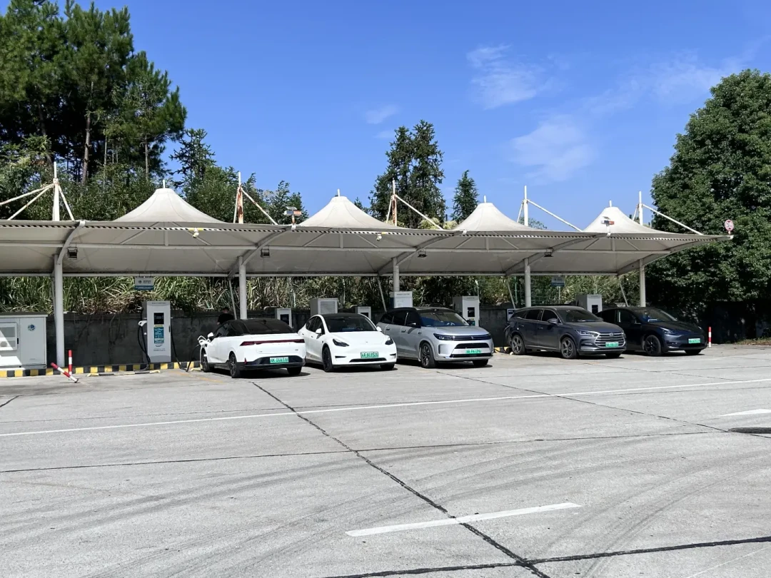 别急着为省5毛下高速,也别硬排队充2块钱的电:对完服务区1块8下高速8毛的实付差价、e充电9·25起2万张服务费券和“充80%停送5折”、比亚迪2000座高速闪充站+理想122公里间距的供给账、“排队3小时是伪命题”的两派互搏——这笔国庆充电钱先算3本账,3类人今天动手,2类别折腾