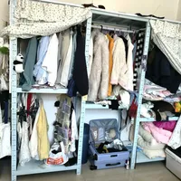 一半晒「两百多买俩货架越挂越稳、0甲醛搬家能带走」，一半哭「葫芦孔货架变形了、轨道帘缝隙大根本不防尘」：翻完小红书知乎几十篇货架衣柜真香帖、翻车楼和避坑指南，对着劝退帖592条评论里的几百条真实留言，我把货架对定制的真分界、三条路线的真实价签、扣型轨道上墙薄钢四大雷和下单前必钉死的5件事理清了