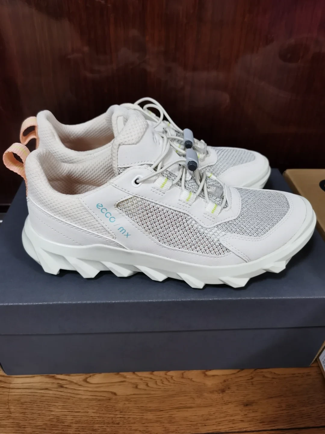ECCO奥莱拼团399元,11个账号三周刷屏:留尺码之前,先弄清这双鞋是哪年产的
