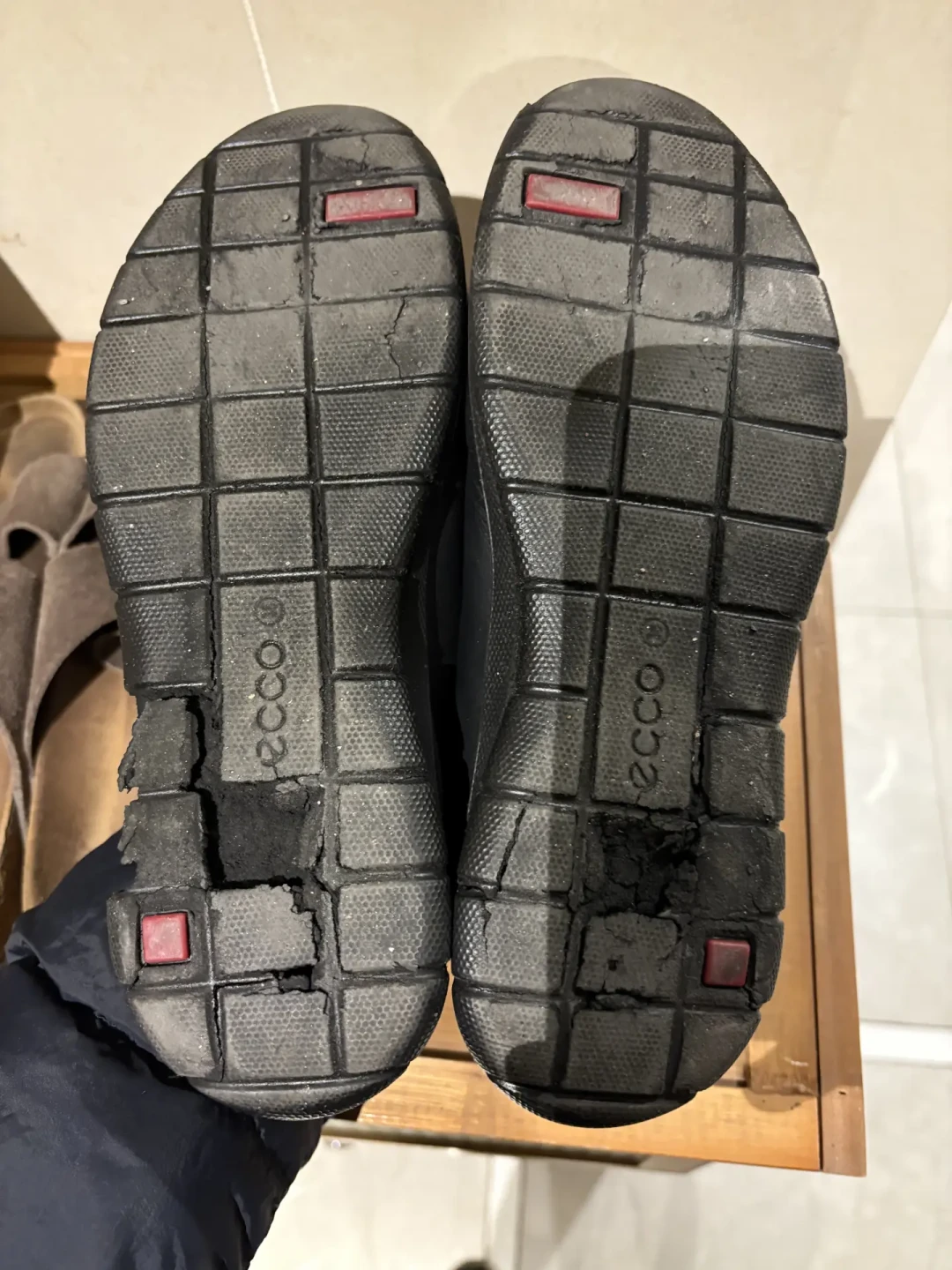 ECCO奥莱拼团399元,11个账号三周刷屏:留尺码之前,先弄清这双鞋是哪年产的