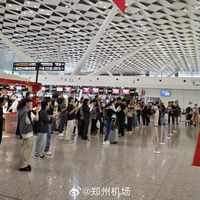 中秋首日的机场被“请3休13”大军挤爆,但最贵的票未必是10月1日:双节机票还没买齐的人,先看懂1条价格曲线、分清2个方向、算完3笔账、记牢4条红线