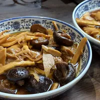 「寺院的斋饭尽量不要吃」的万赞视频还在传：把12座寺庙的斋饭从2元排到99元后，国庆最该避开的不是斋堂