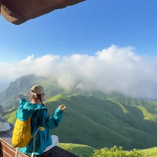 「爬山别买白色雨衣」热搜最高赞，是地灾应急人写的：国庆进山，雨衣先挑颜色再挑面料