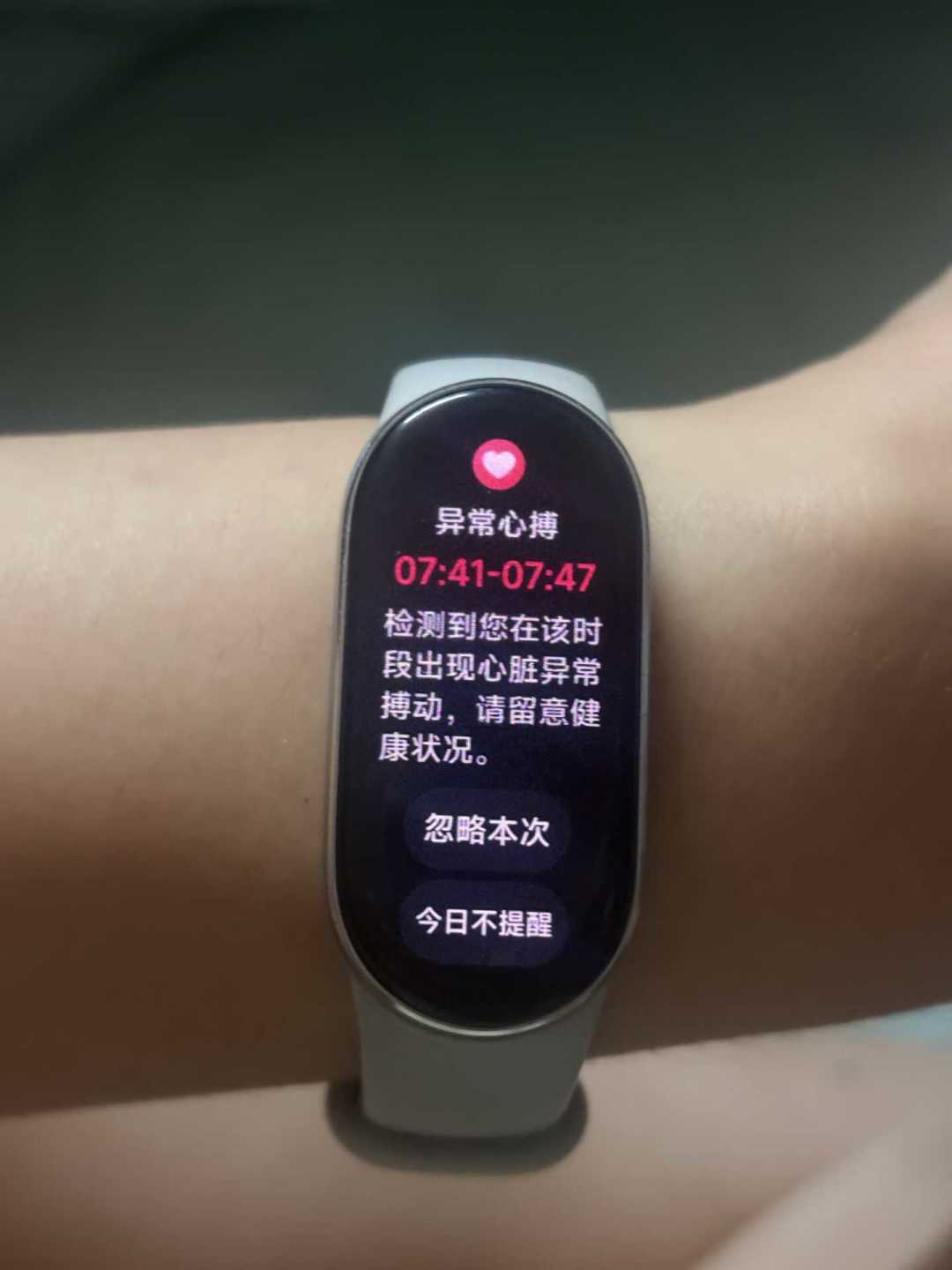 荣耀手表6 Pro 9月28日首发“心脏停搏预警”:42秒倒计时自动呼救,独居党刷屏“希望我长绿”——但蓝牙够不到浴室里的手机、误报已吓坏第一批手环用户:掏钱前,独居党、爸妈党、苹果党三种人先算清三笔账