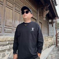 初秋老街漫步与黑T穿搭实录