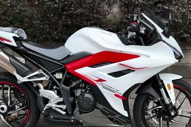 3万内四缸仿赛横评凯越650RRvs张雪500双Rvs春风入门款