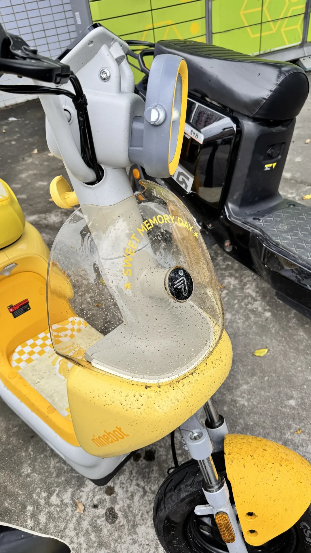 骑九号下雨溅一身泥,车主把九号告了:法院判免费加装,但提车前这盘挡泥板账你得先算