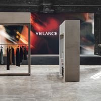 鸟标烂大街之后，老鸟友悄悄换上“没有Logo的鸟”：商鸟Veilance FW26爆款断码、改版被骂，专柜7K和代购3500怎么选
