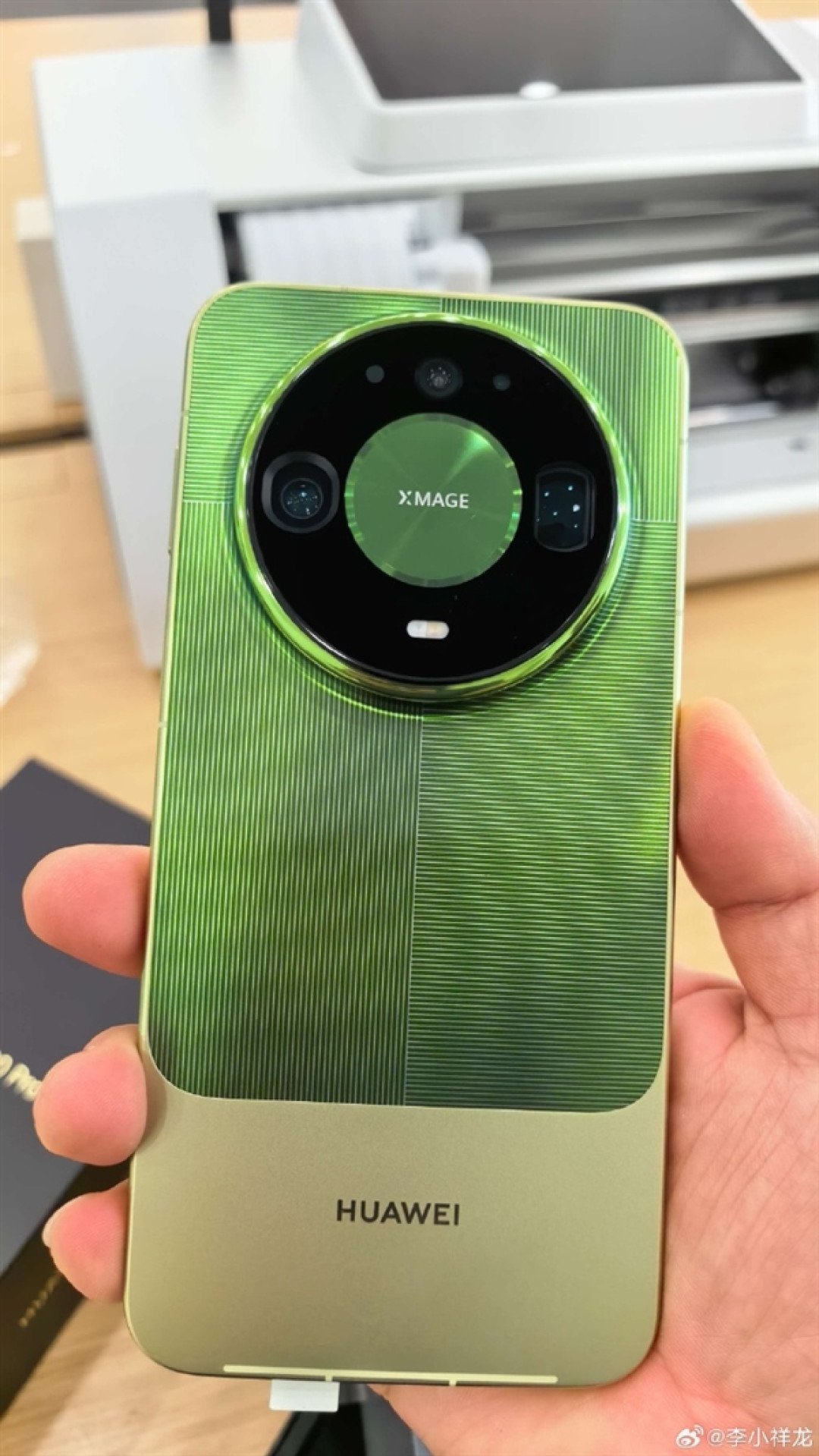 绿色双拼吸睛!华为Mate 90系列真机集体抢跑 四款齐发:10月1上线 Pro Max用麒麟9050 Pro