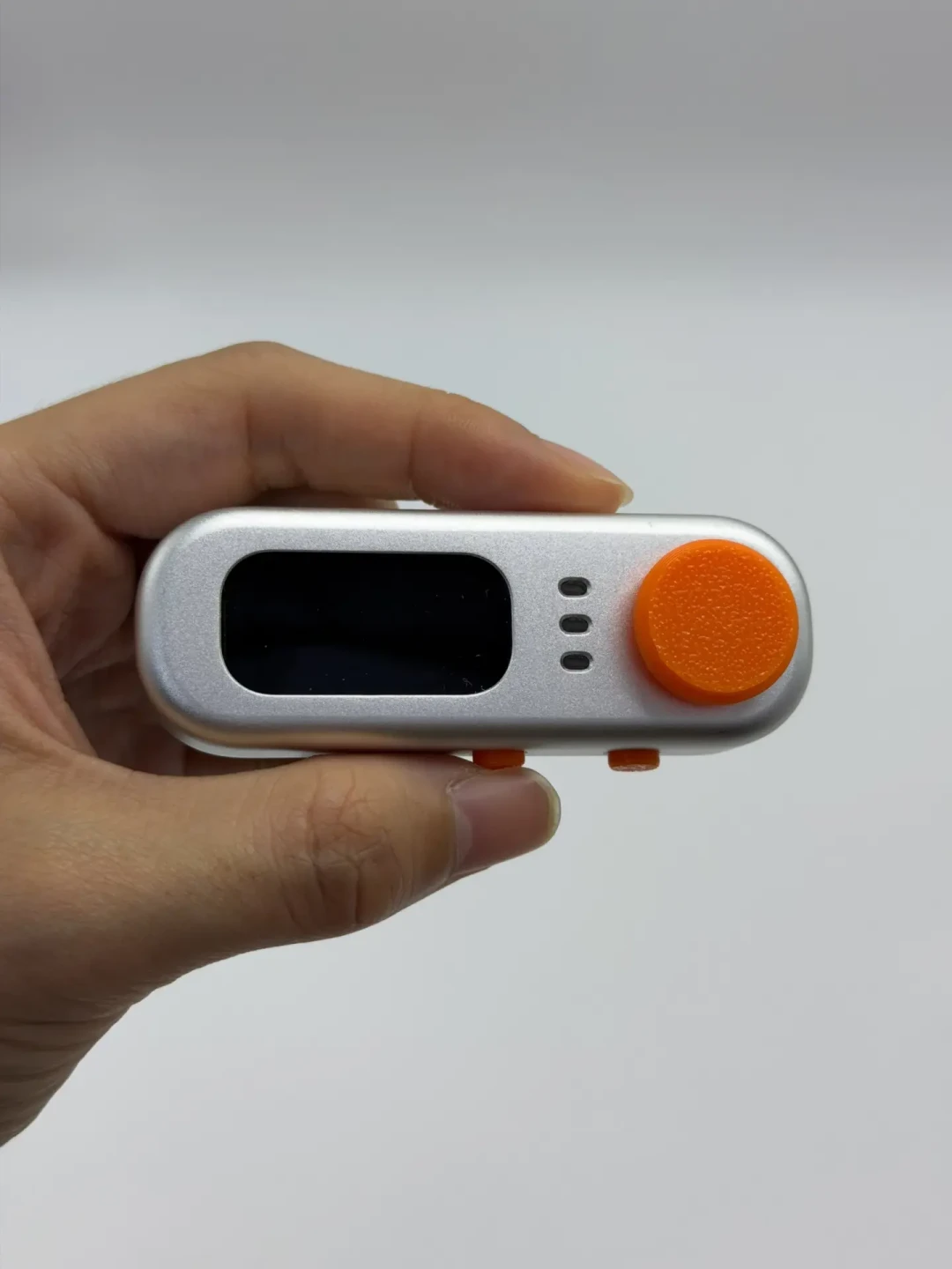 刷屏的“vibe coding桌面小屏”:AI确实干掉了写代码,但没干掉烧录、选型和“屏幕不亮”