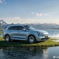 华为把问界"还给"赛力斯的第11天：二手车商收购价普跌5万、官方置换按车龄兜底10%-20%、国庆OTA照常推送ADS5——冲着"华为车"下订的人，先把"变与不变"清单和三本账对完，再决定等不等国庆到店的新M8