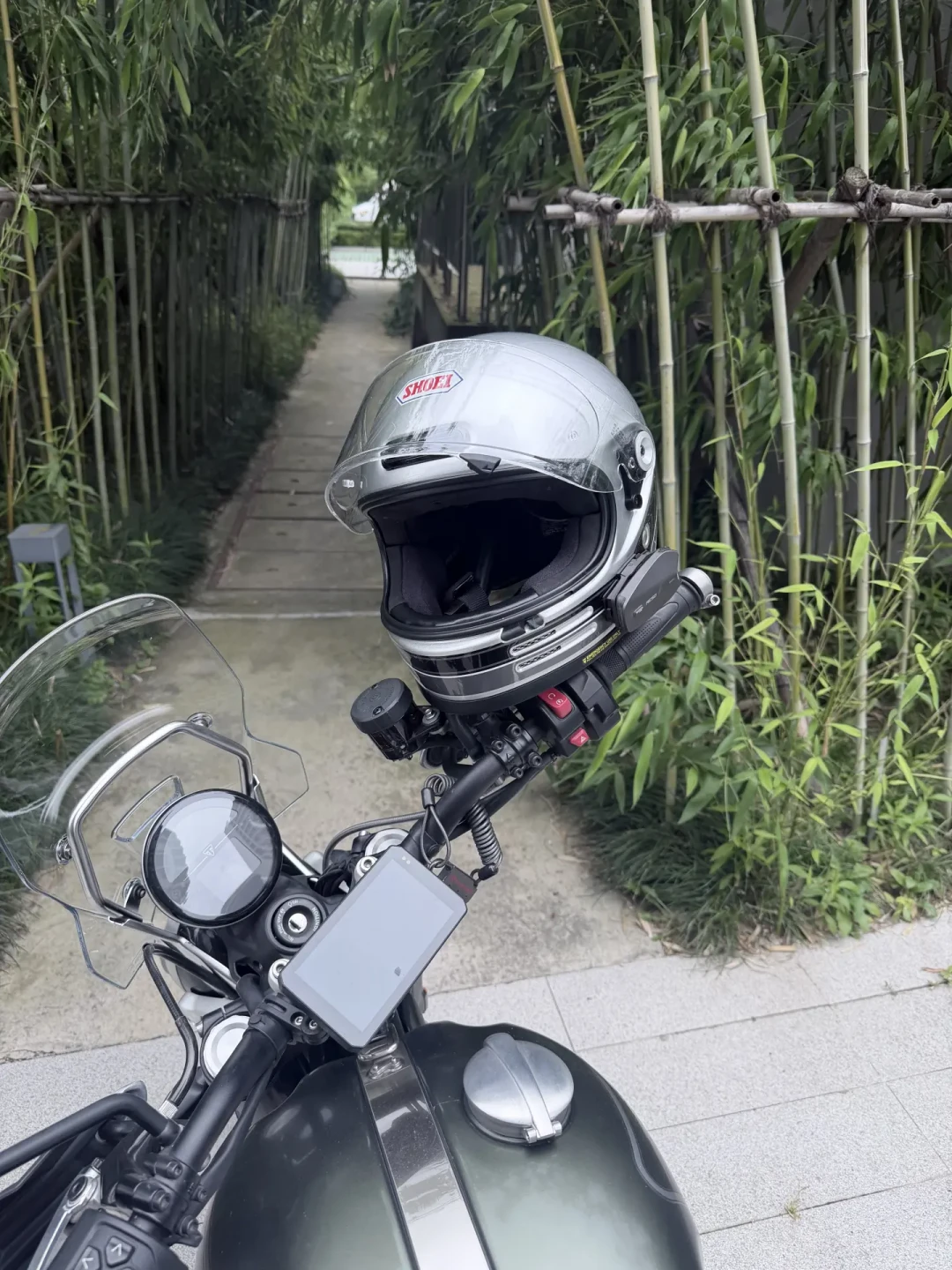 「从4000跌到1999的Arai Neo，先别急着冲」：翻完十几条捡漏帖和300多条评论，价格、尺码、库存、耳机槽四笔账一次算清