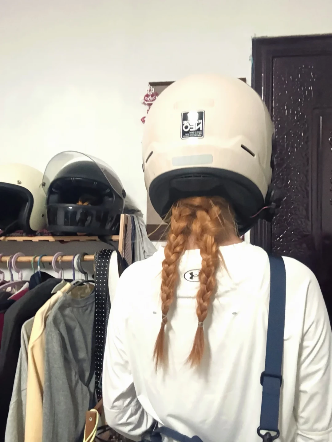 「从4000跌到1999的Arai Neo，先别急着冲」：翻完十几条捡漏帖和300多条评论，价格、尺码、库存、耳机槽四笔账一次算清