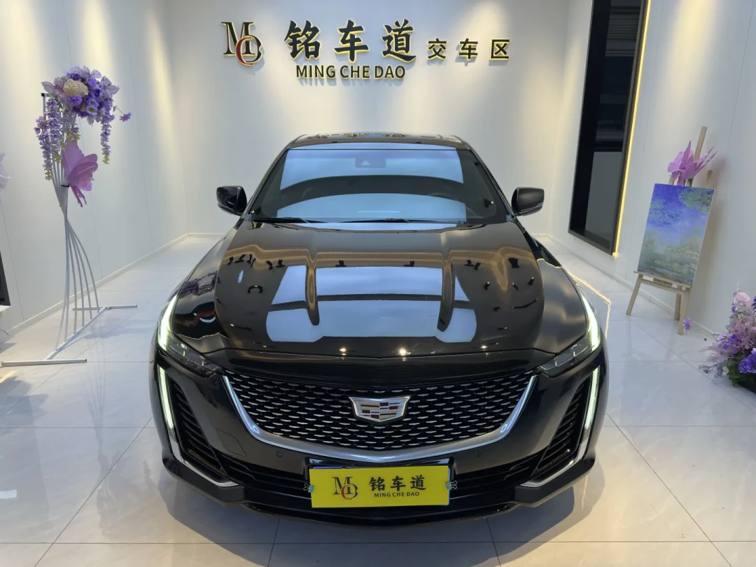 四年从23万辆跌到10万、电车半年只卖1143台,凯迪拉克却把CT5打到17.99万:现在抄底是捡漏还是接盘,四本账算完再签