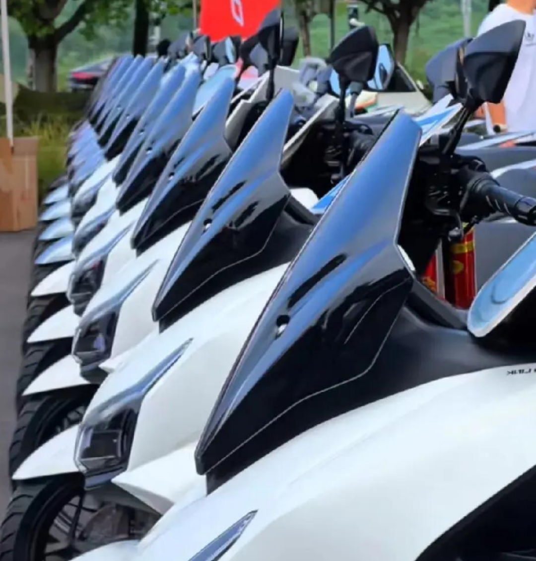 张雪820RR-R开始交车、50万产能基地刚官宣:等车的你,先把
