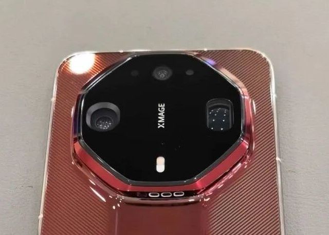 余承东疑似提前拿上Mate 90 RS：八边形+紫色，藏不住了