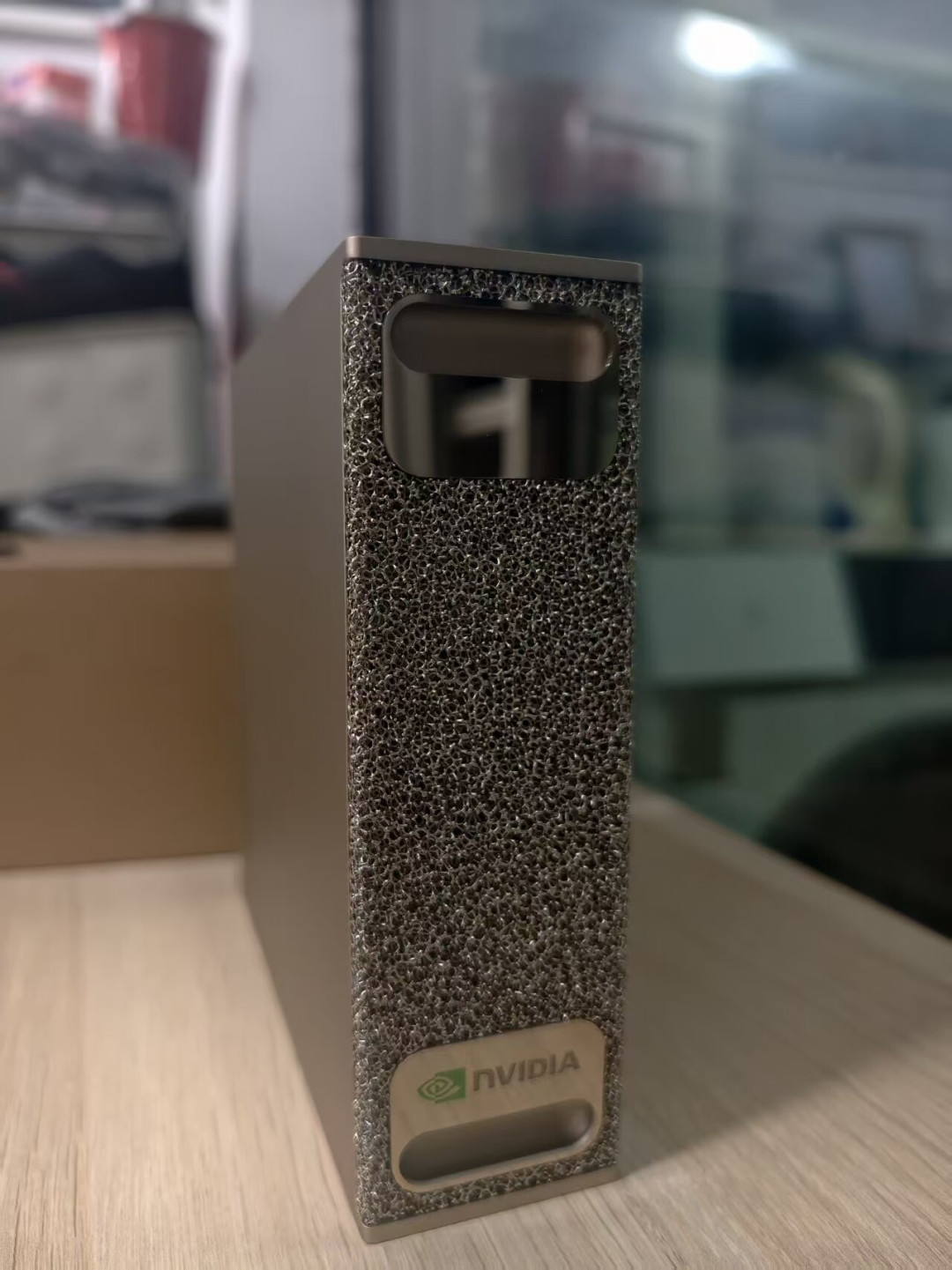 官价29999、现货33550:同一台DGX Spark有人跑出32 tok/s有人卡在个位数——买、等、租、卖前,先对完这三本账