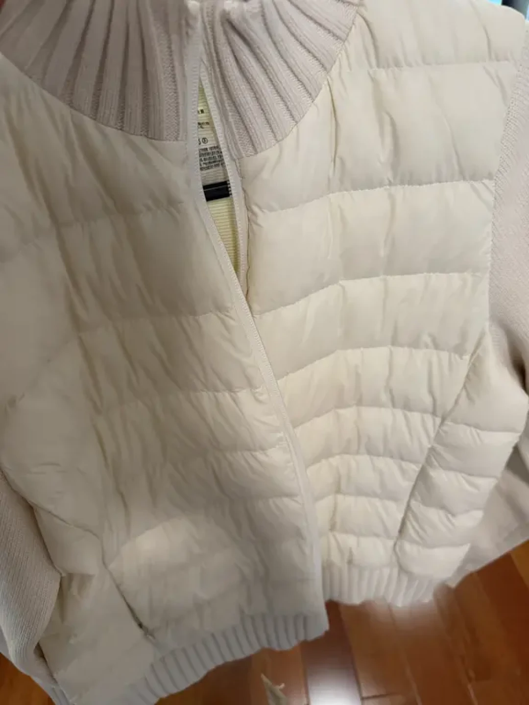 MUJI 498元的无领羽绒进入决赛圈:改个口袋吵了半个月,白粉紫各有断码剧本——良友节明天开场,这三本账先算清