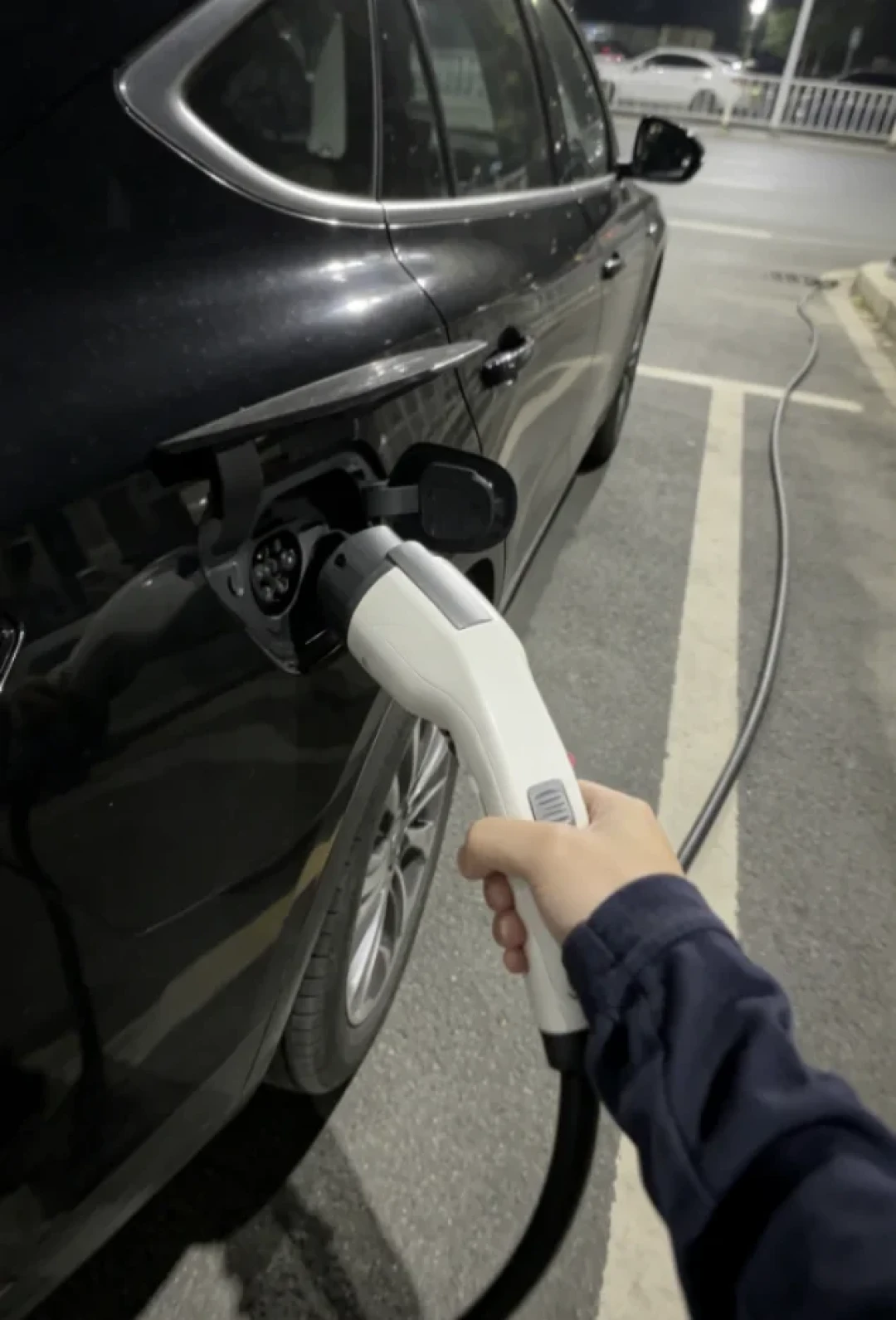 下高速充电,还是排队死等?答案不看排了几辆车,看你面对的是哪种出口