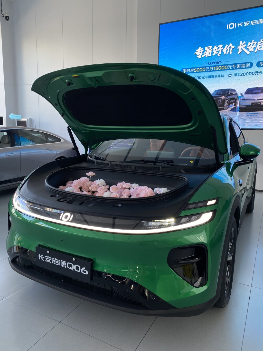 长安系车主的国庆长途账:纯电、增程、油混、燃油,该谁排队充电,该谁加满油