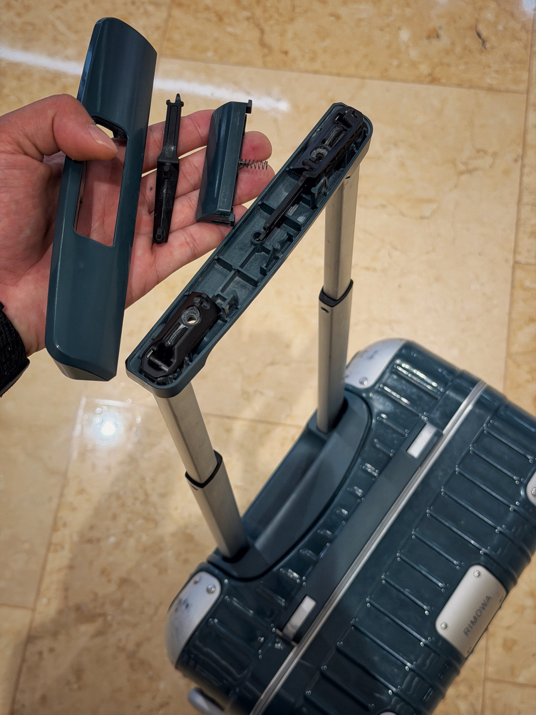 轮子250一个、拉链1435一根：RIMOWA把