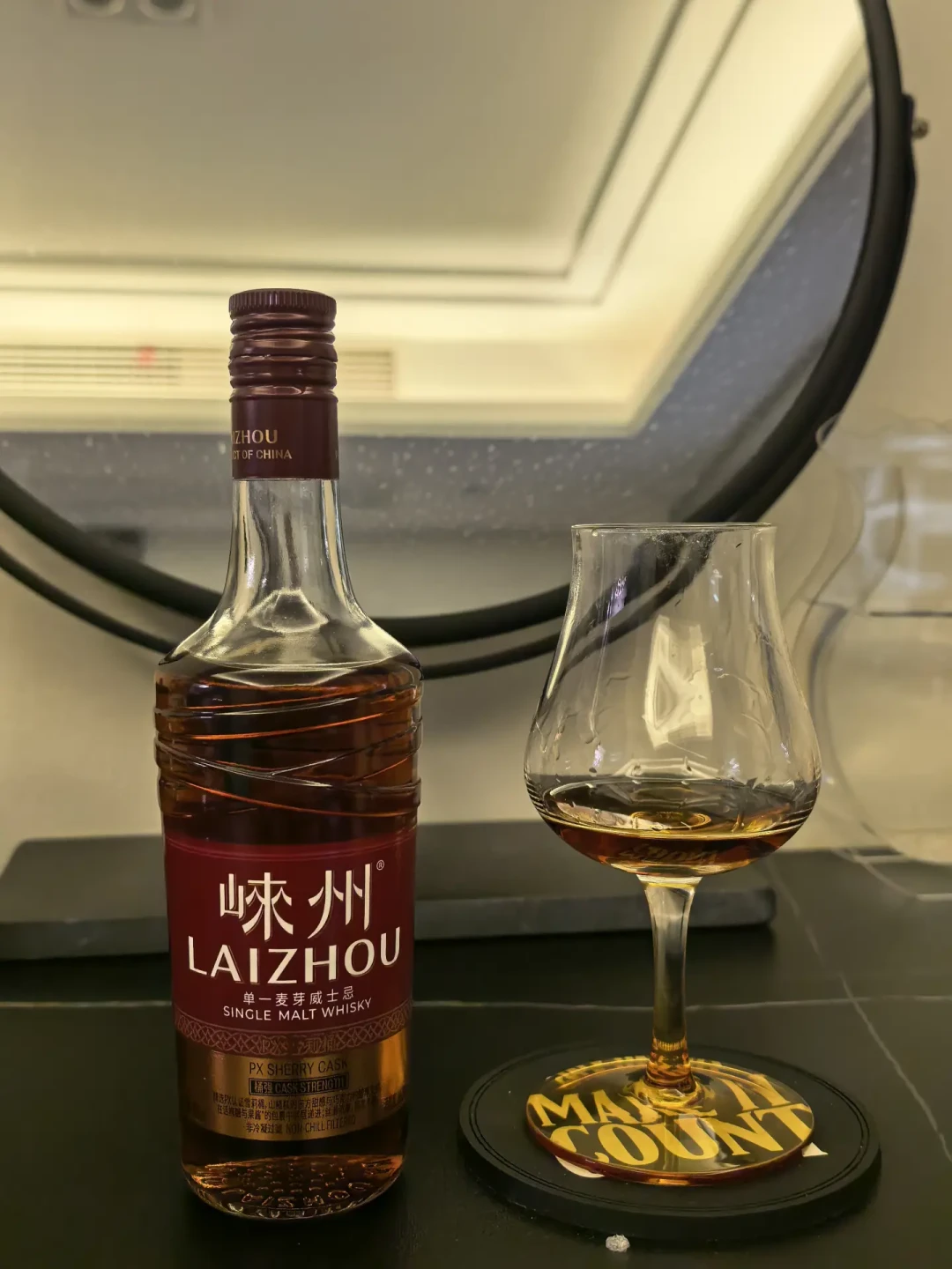 国产威士忌突然冒出64家酒厂,国台还把429的「酱香威士忌」端上桌:国庆想尝鲜的先认清这几瓶——崃州229的真人评价一半说「不输日威」一半说「毫无性价比」,叠川888被评论区喊话「这钱我买蓝牌」,酱香威士忌连品鉴博主的评论区都在问「如实讲好不好喝」;产业账、标签账、口碑账我全核完了